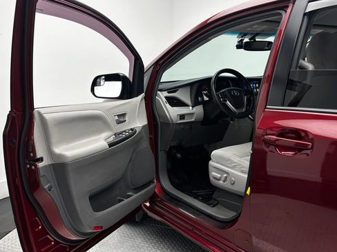 Used 2015 Toyota Sienna LE FWD image 12