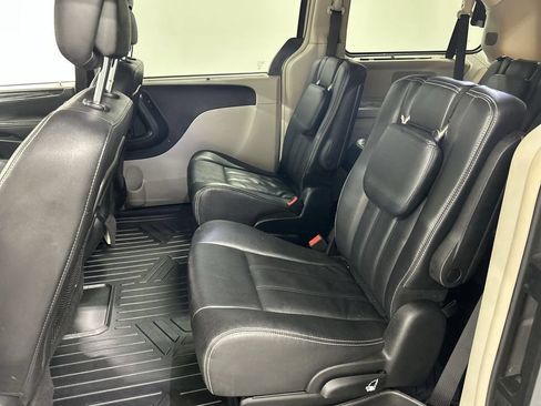 Used 2014 Chrysler Town & Country Touring FWD image 19