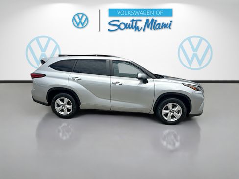 Used 2023 Toyota Highlander LE FWD image 8