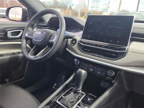 Certified 2025 Jeep Compass Limited image 9