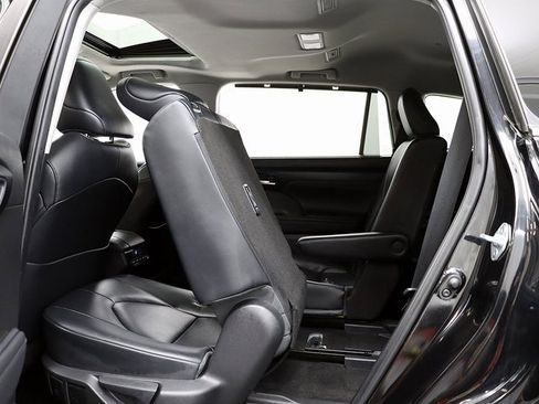 Used 2023 Toyota Highlander XLE image 13