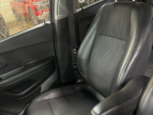 Used 2022 Chevrolet Trax LT w/ Driver Confidence Package image 8