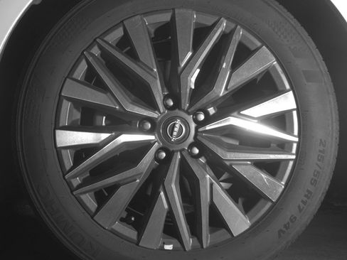 Used 2025 Nissan Altima 2.5 SV FWD image 12