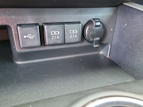 Used 2021 Toyota Highlander LE FWD image 28