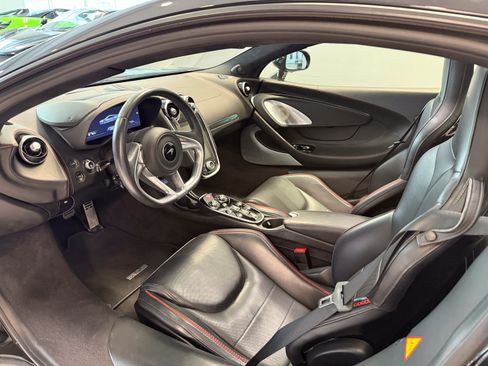 Used 2022 McLaren GT RWD image 1