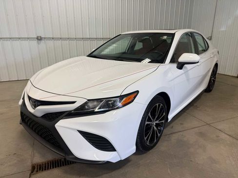 Certified 2020 Toyota Camry SE FWD image 1