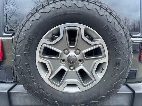 Used 2015 Jeep Wrangler Unlimited Rubicon w/ Connectivity Group image 12