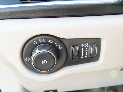Used 2017 Chrysler Pacifica Touring-L FWD image 37