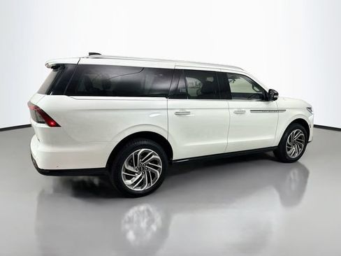 Used 2025 Lincoln Navigator L Reserve AWD/4WD image 7
