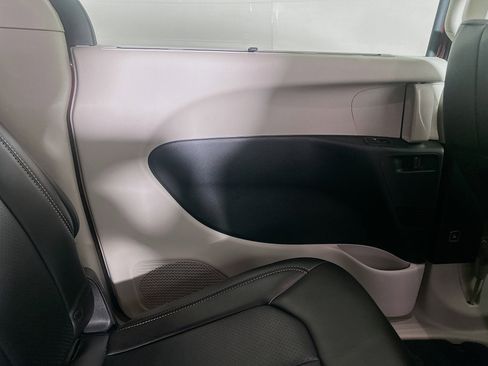 Used 2023 Chrysler Pacifica Touring-L image 30