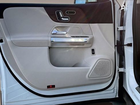 Used 2023 Mercedes-Benz GLB 250 w/ Premium Package image 18