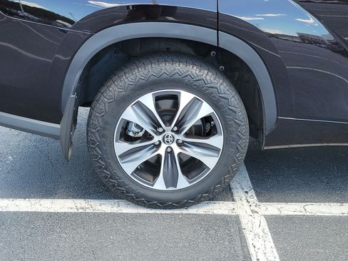 Used 2022 Toyota Highlander XLE AWD/4WD image 6