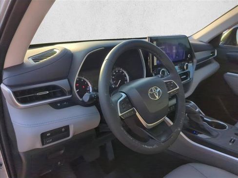 Used 2023 Toyota Highlander XLE FWD image 11
