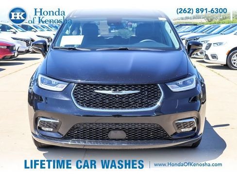 Used 2024 Chrysler Pacifica Touring-L FWD image 8