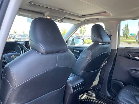 Used 2021 Toyota Highlander XLE FWD image 28