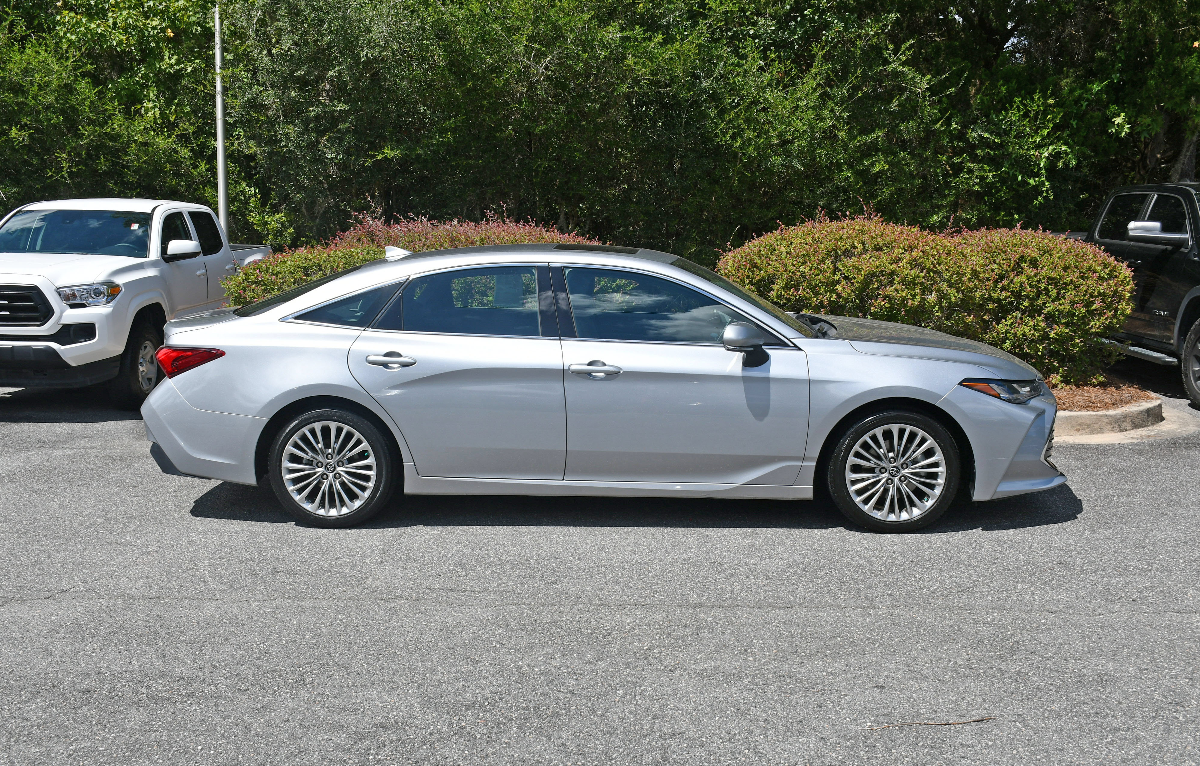 Used 2019 Toyota Avalon Limited w/ Advanced Safety Package FWD image 5