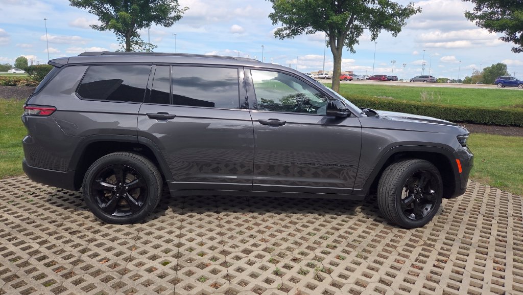Used 2023 Jeep Grand Cherokee L Limited w/ Black Appearance Package AWD/4WD image 11