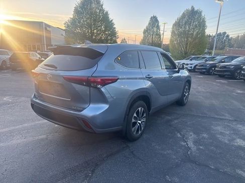 Used 2021 Toyota Highlander XLE AWD/4WD image 5