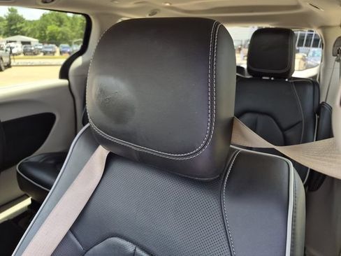 Used 2022 Chrysler Pacifica Limited FWD image 25