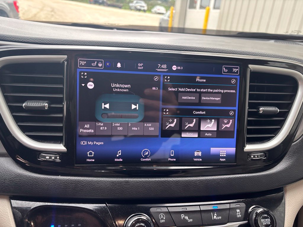 Used 2021 Chrysler Pacifica Touring-L FWD image 17