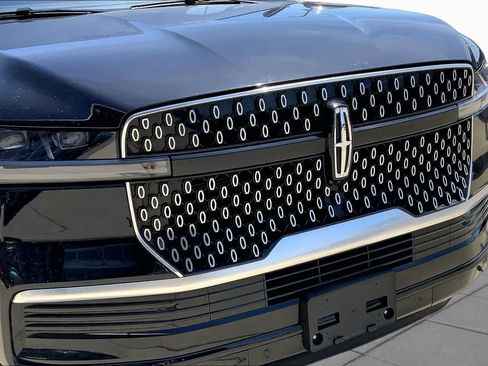 Used 2025 Lincoln Navigator Reserve AWD/4WD image 28