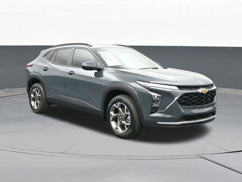 Used 2025 Chevrolet Trax LT FWD image 22
