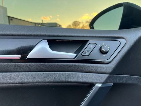 Used 2017 Volkswagen GTI SE image 34