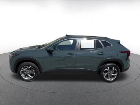 Used 2025 Chevrolet Trax LT FWD image 9