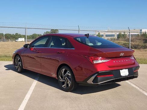 Used 2025 Hyundai Elantra Limited image 7