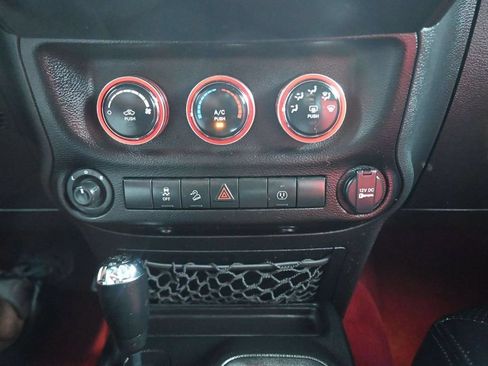 Used 2017 Jeep Wrangler Unlimited Sahara w/ Connectivity Group AWD/4WD image 18