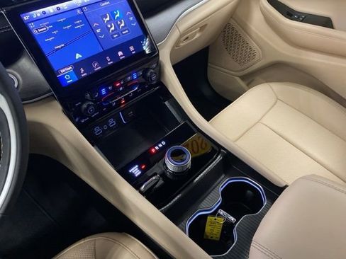 Used 2025 Jeep Grand Cherokee Limited w/ Luxury Tech Group II image 20