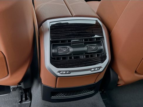 New 2026 BMW 750e xDrive w/ Premium Package image 20