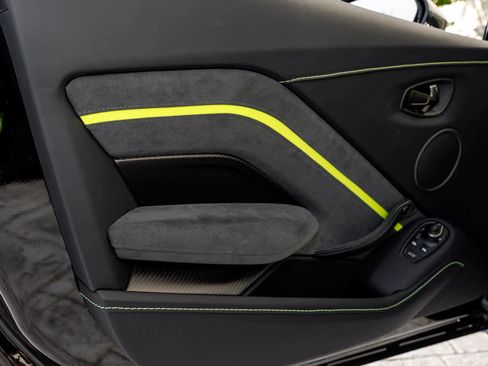 Used 2023 Aston Martin V8 Vantage Coupe image 57