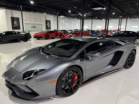 Used 2017 Lamborghini Aventador S image 3