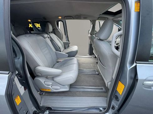 Used 2013 Toyota Sienna XLE FWD image 11