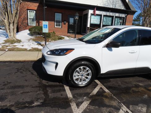 Used 2022 Ford Escape SE image 2