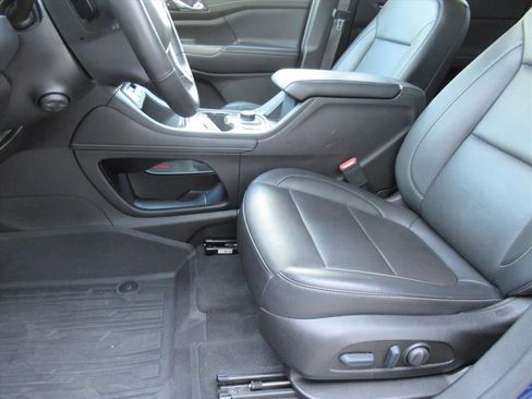 Used 2023 GMC Acadia SLT w/ Preferred Package image 17