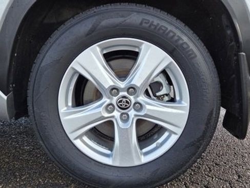 Used 2024 Toyota Highlander LE image 6