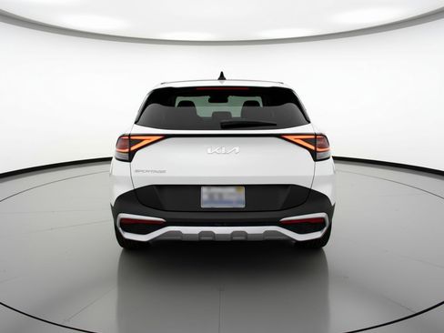 Used 2025 Kia Sportage LX image 7