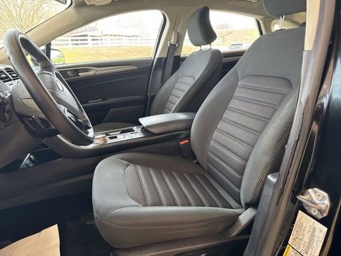 Used 2017 Ford Fusion SE w/ Fusion SE Technology Package FWD image 11