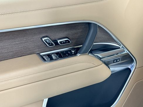 Certified 2025 Land Rover Range Rover SE AWD/4WD image 16