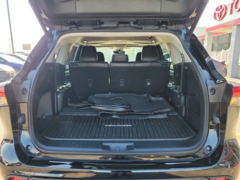 Used 2023 Toyota Highlander XLE AWD/4WD image 8