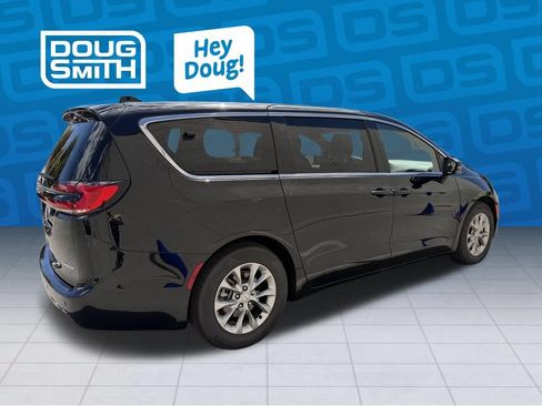 Used 2026 Chrysler Pacifica Limited FWD image 4