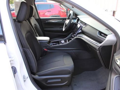 Used 2023 Jeep Grand Cherokee Laredo AWD/4WD image 38