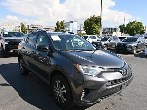 Used 2018 Toyota RAV4 LE image 1