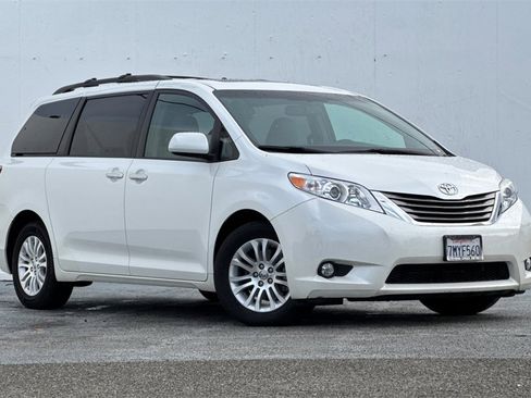 Used 2015 Toyota Sienna L image 2