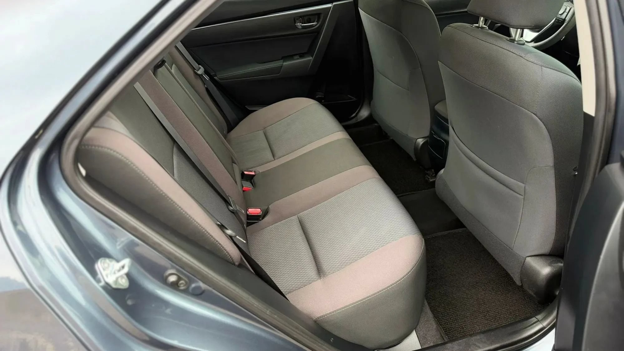 Used 2017 Toyota Corolla LE w/ Carpet Mat Package (TMS) FWD image 16