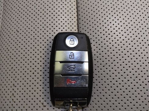 Used 2017 Kia Sorento SX image 32