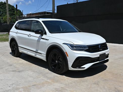 Used 2024 Volkswagen Tiguan SE R-Line FWD image 1