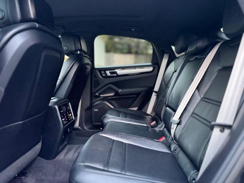 Used 2023 Porsche Cayenne Platinum Edition w/ Towing Package w/o Tow Ball image 17